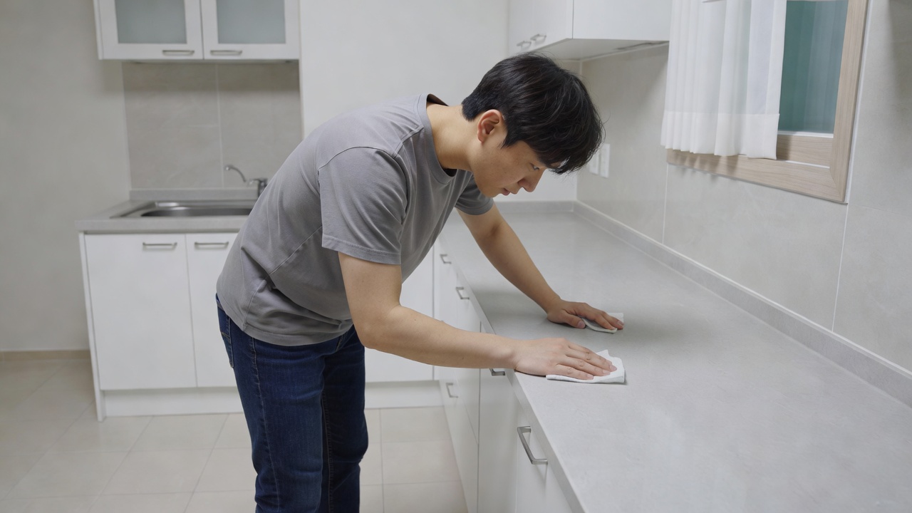 입주 전 청소 상태를 꼼꼼히 점검하는 모습